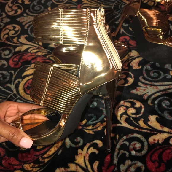 Gold muah clutch with gold shoes - Picture 6 of 7